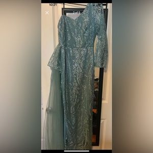 New evening dress size 2 never worn.